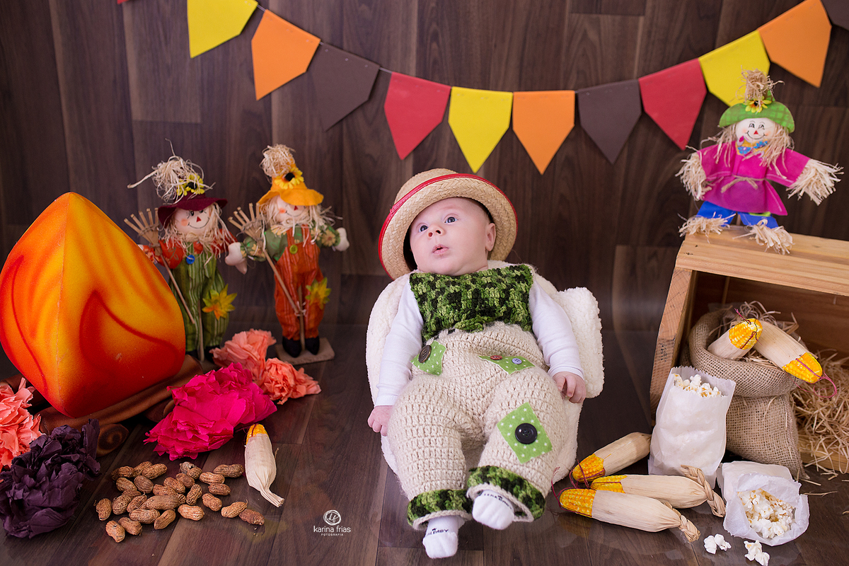 o menino faz pose no cenario junino