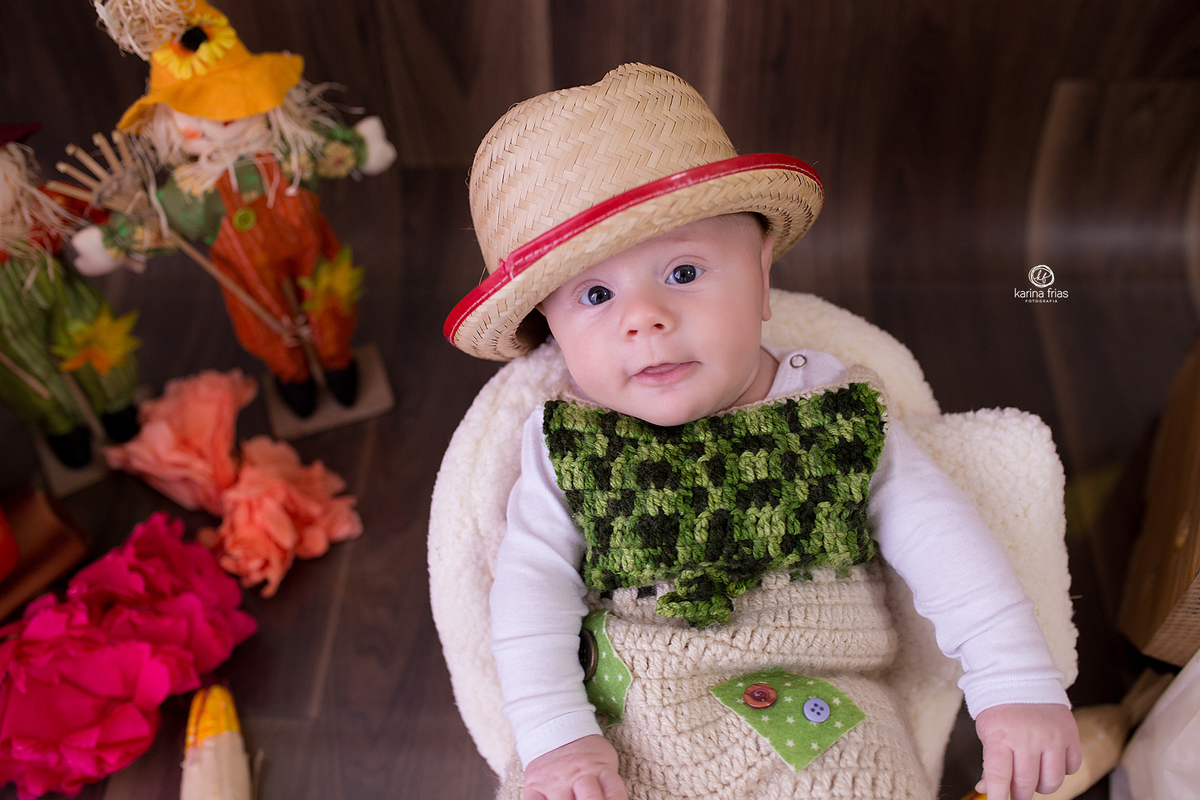 no ensaio infantil o menino olha para a fotografa