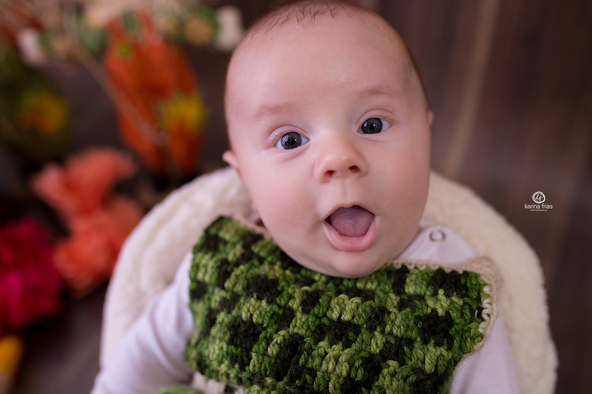 a criança conversa durante o ensaio infantil