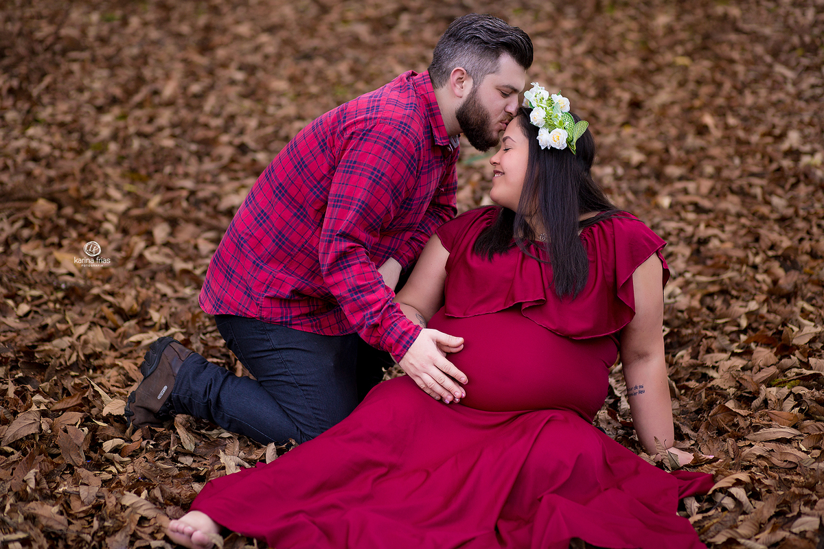 o pai beija a testa da gestante na sessão de fotos