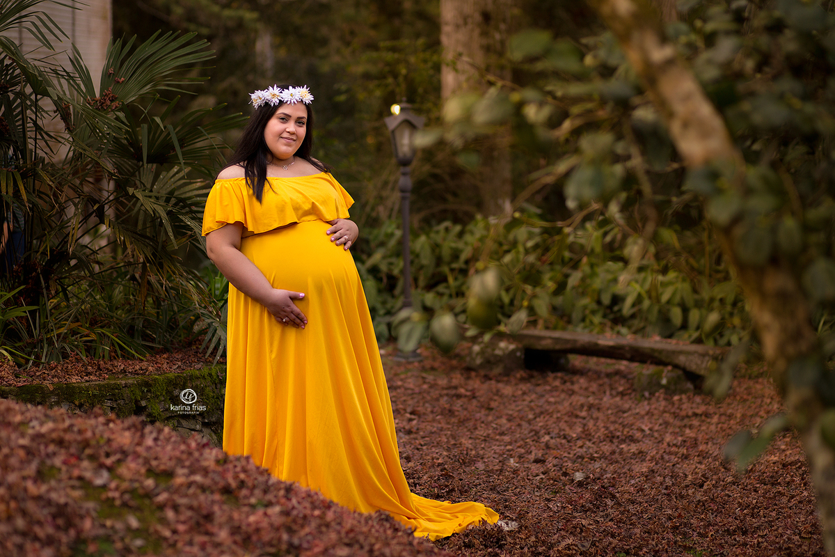 a modelo olha para a fotografa de gestante de caxias do sul, karina frias