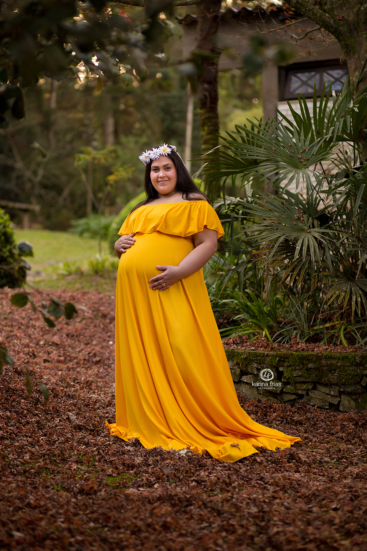 no ensaio externo em caxias do sul, a gestante sorri