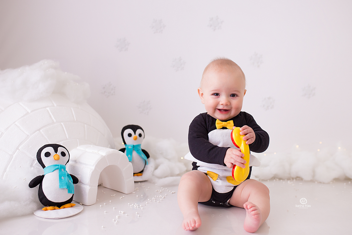 o menino sorri durante as fotos do acompanhamento mensal