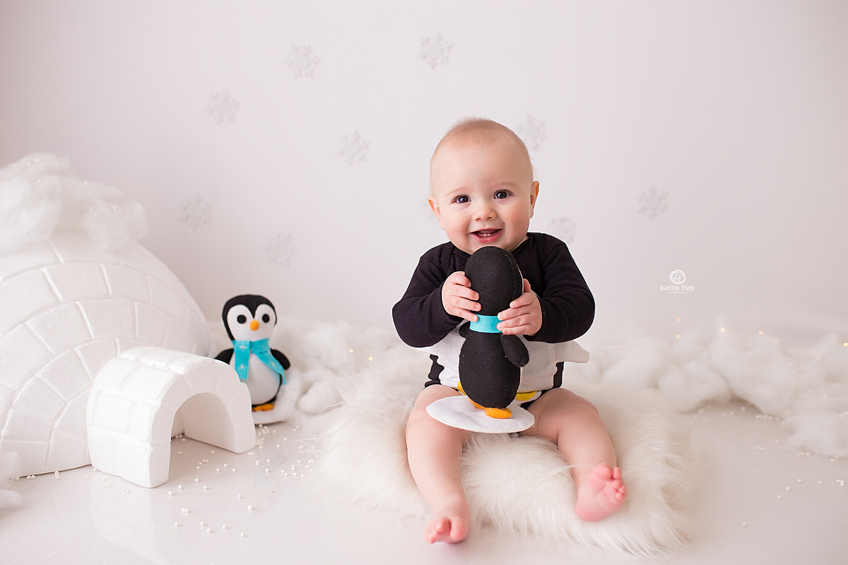 o menino sorri para a fotografa de bebes de caxias do sul, karina frias