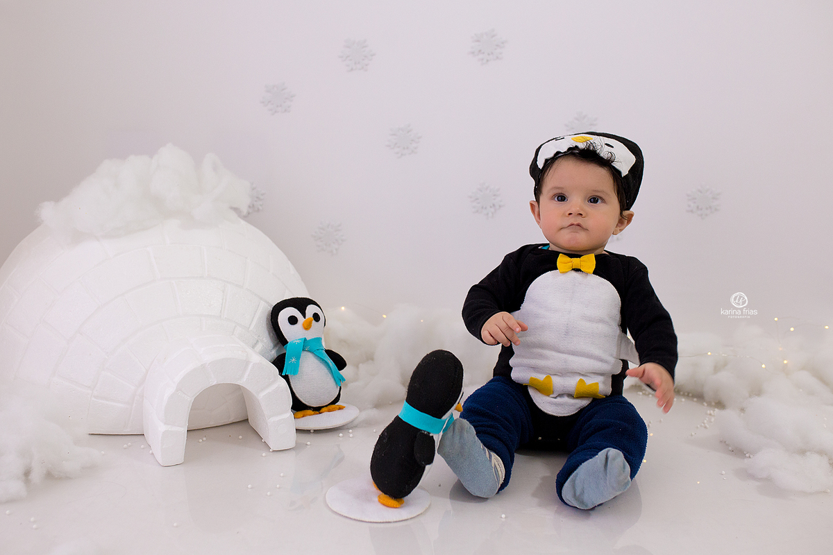 o menino olha para a fotografa de bebes de caxias do sul, karina frias