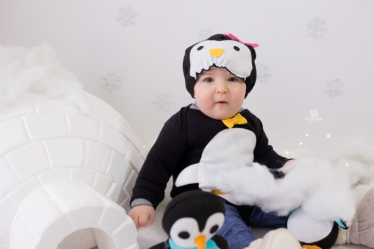 no acompanhamento mensal vestimos a bebe de pinguim