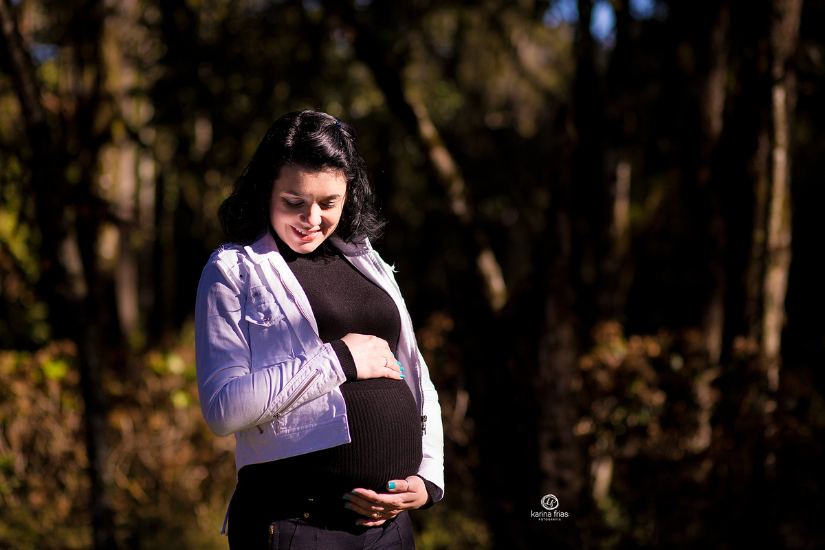 no ensaio externo de gestante, a modelo sorri