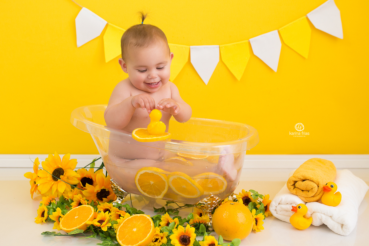 a menina brinca durante fotos em ensaio infantil