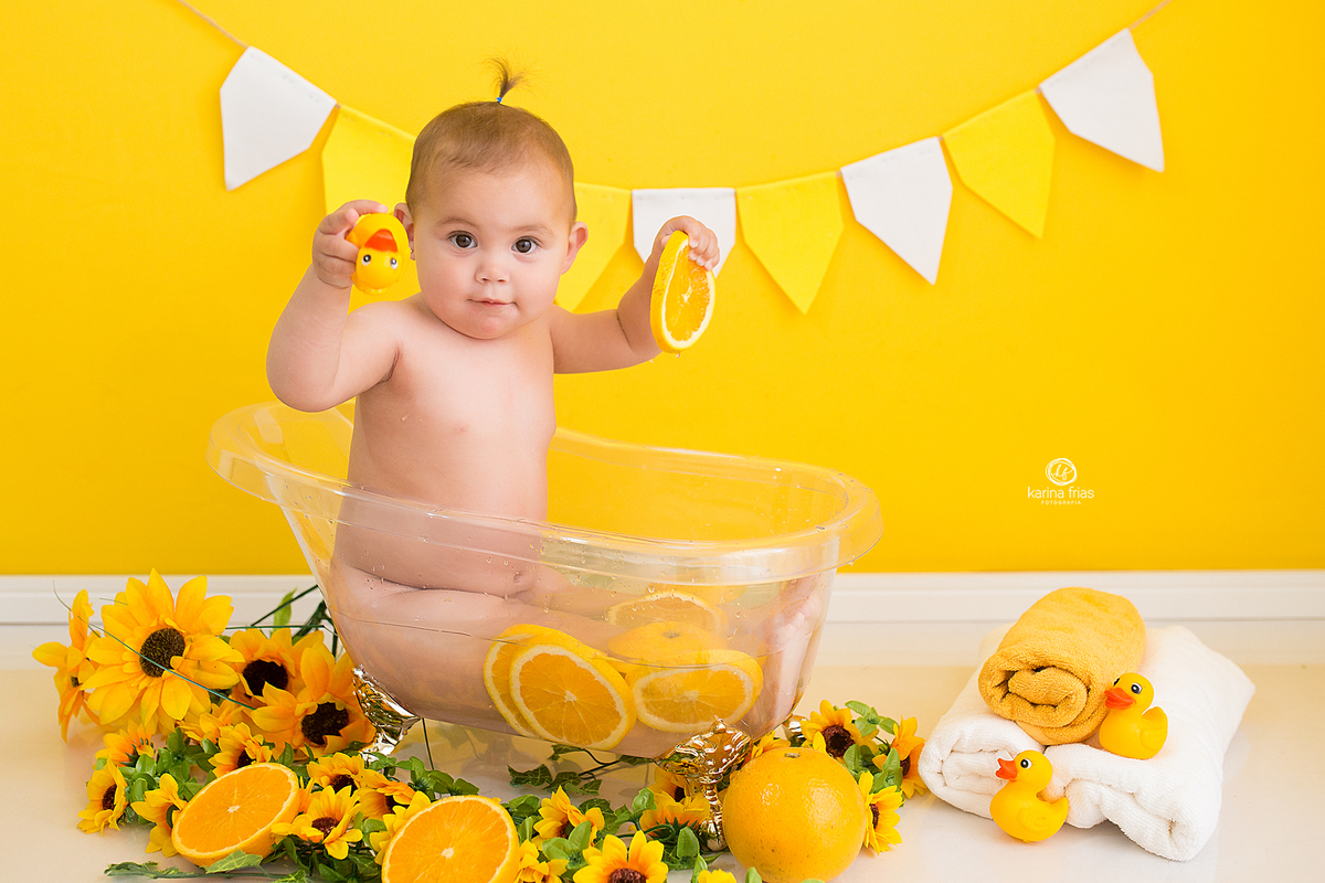 a bebe olha para a fotografa de familia de caxias do sul-rs, karina frias