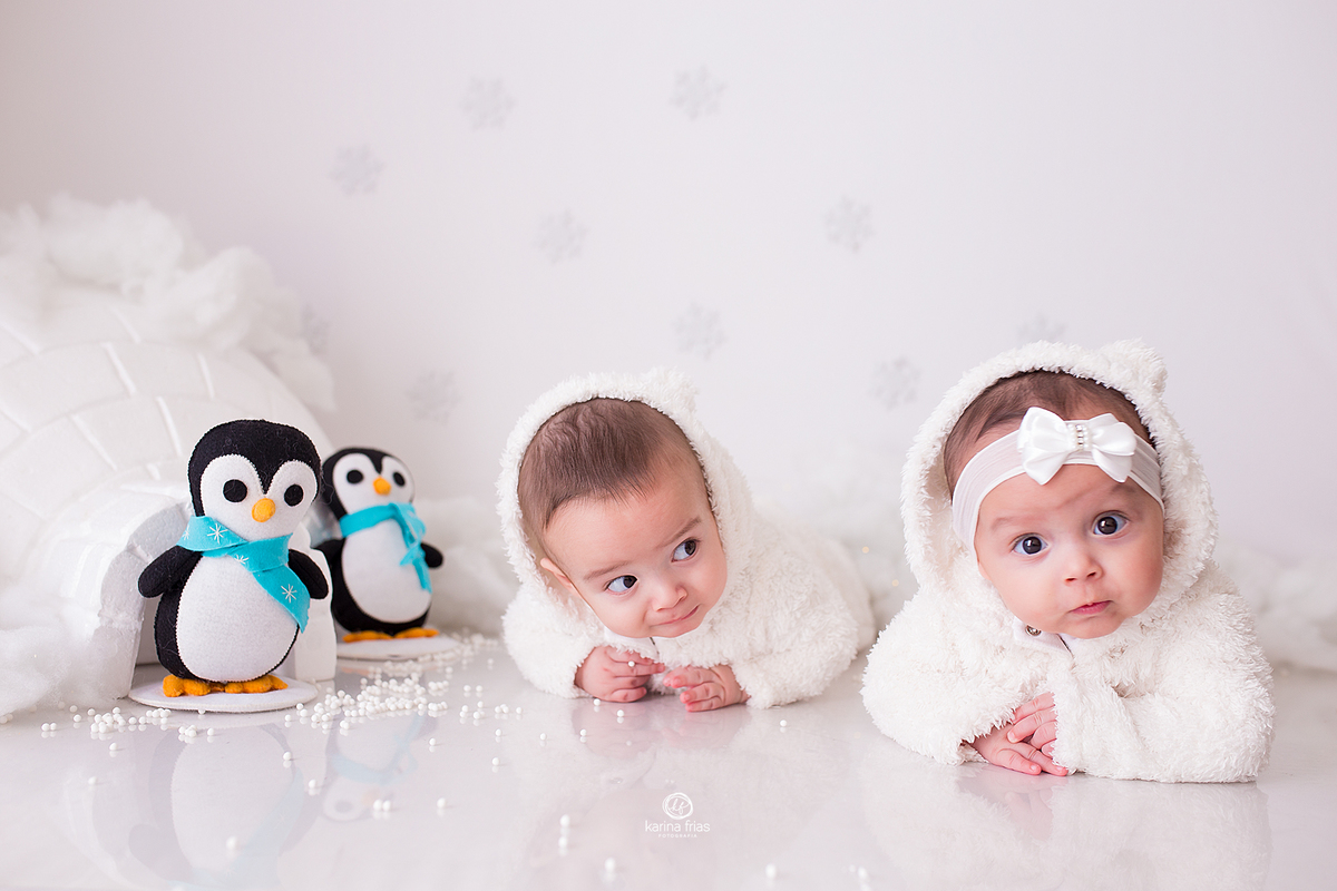 os bebes estao deitados para as fotos mensais