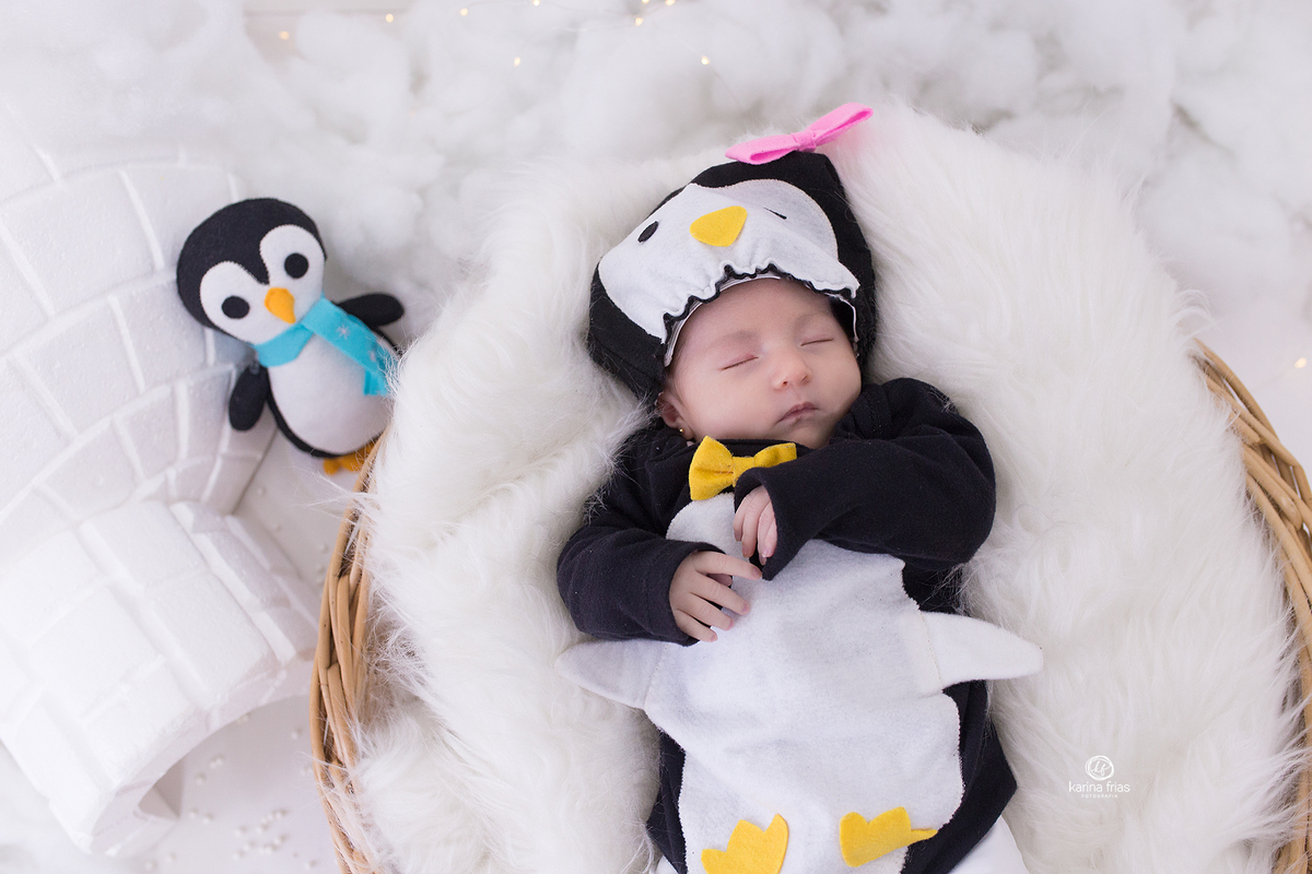 a menina dorme durante ensaio de acompanhamento mensal