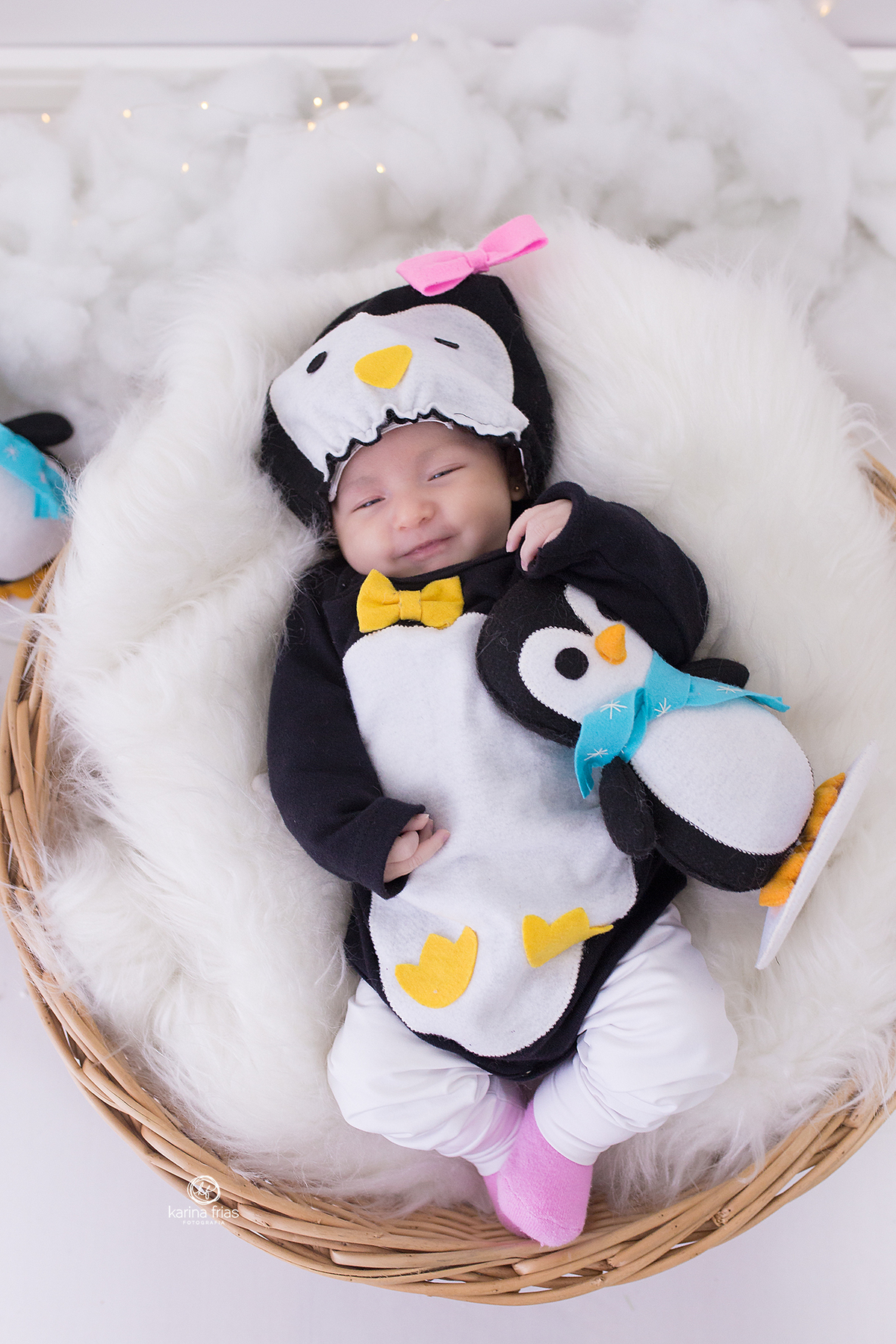 no ensaio infantil a menina sorri para a fotografa de bebes de caxias do sul-rs, karina frias