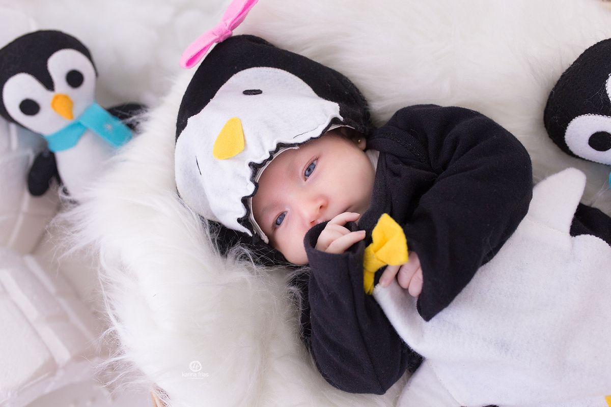 a menina se aconchega para dormir no ensaio infantil