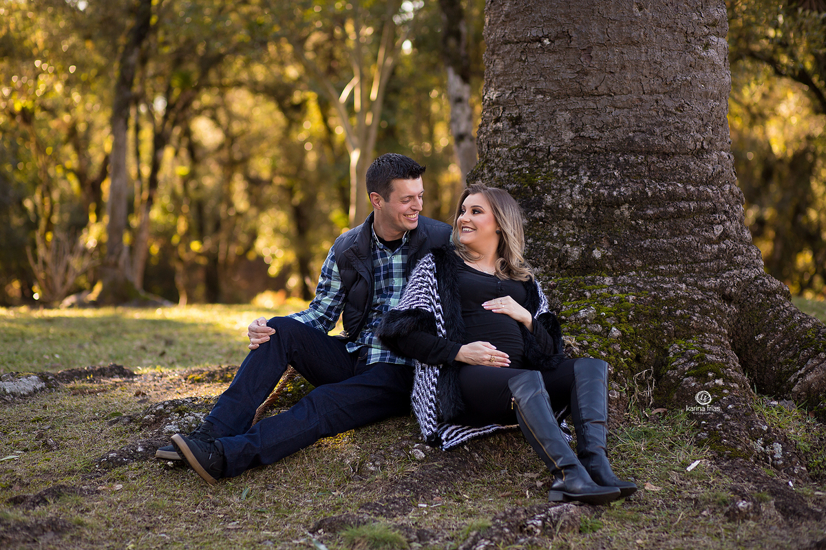 no ensaio de gestante, os pais se olham