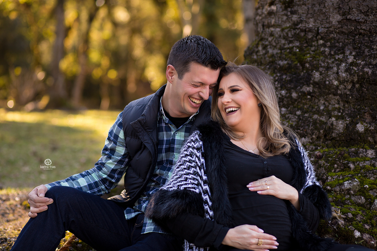 os pais sorriem durante ensaio de gestante