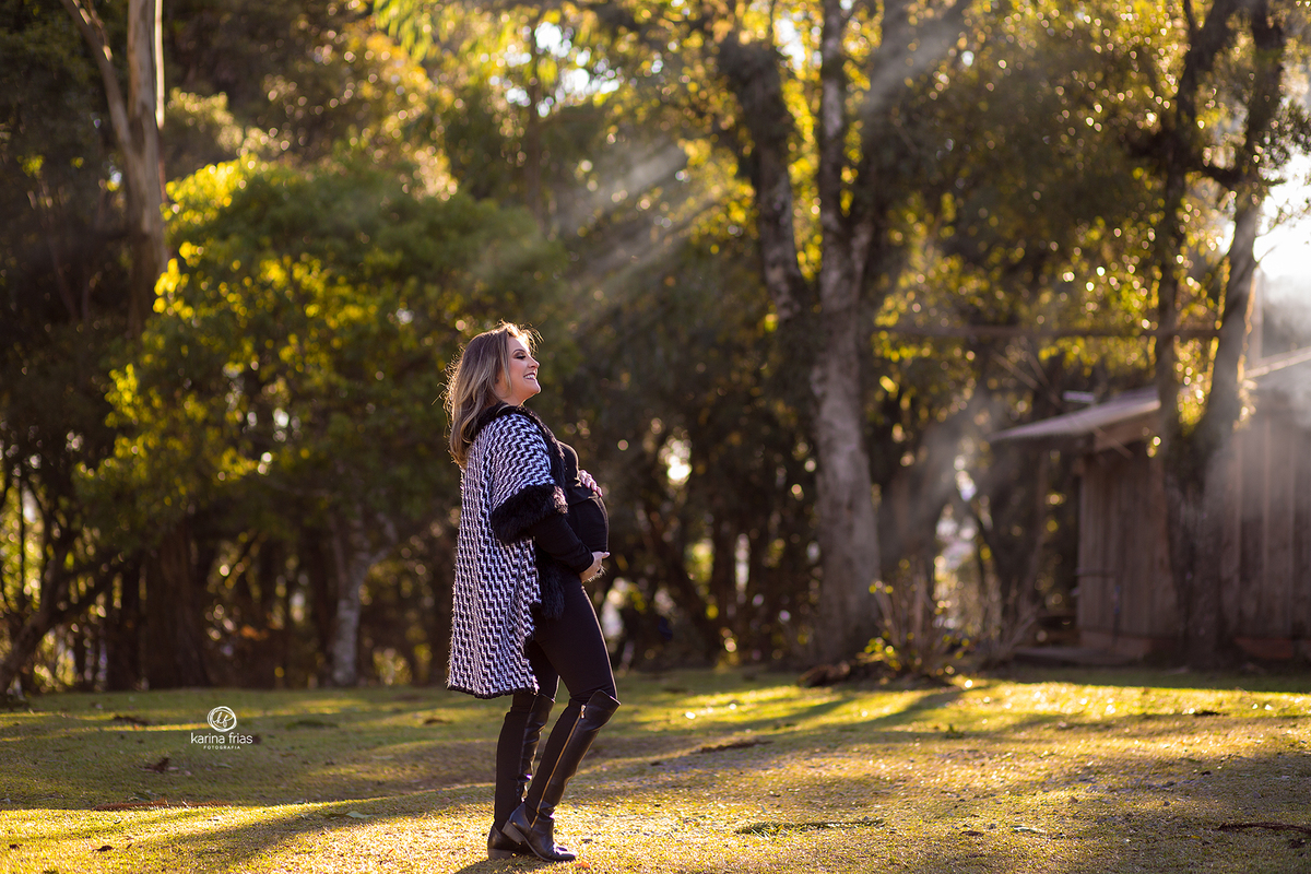 a gestante posa e a fumaça aparece ao fundo