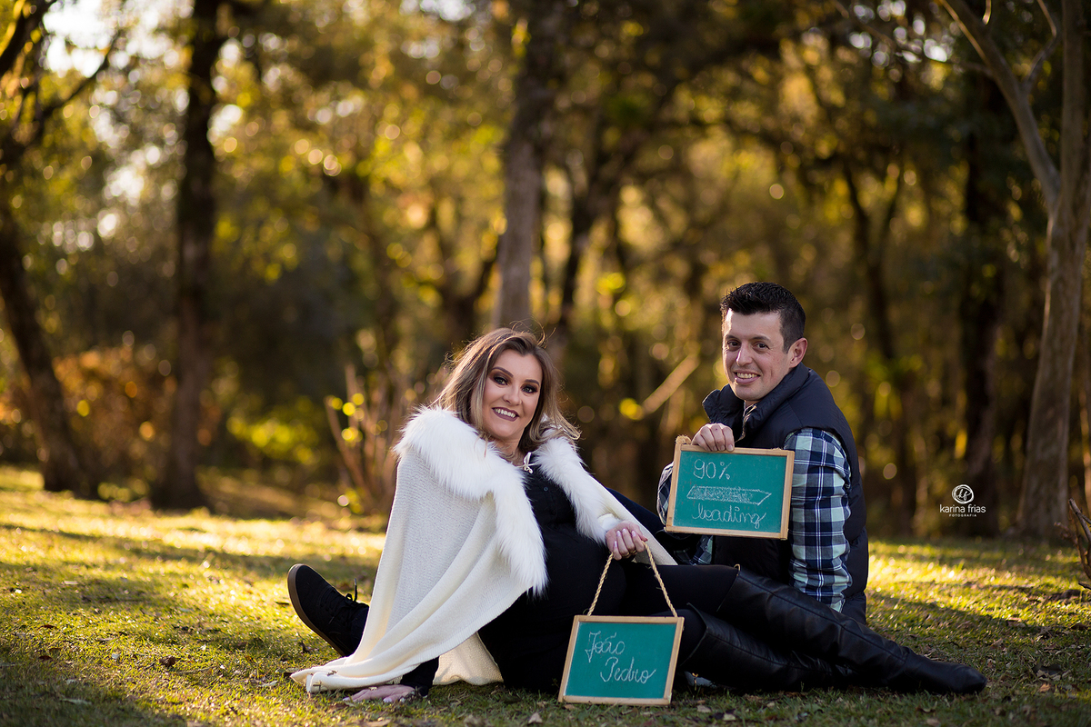 no ensaio de gestante levamos acessorios como quadrinhos