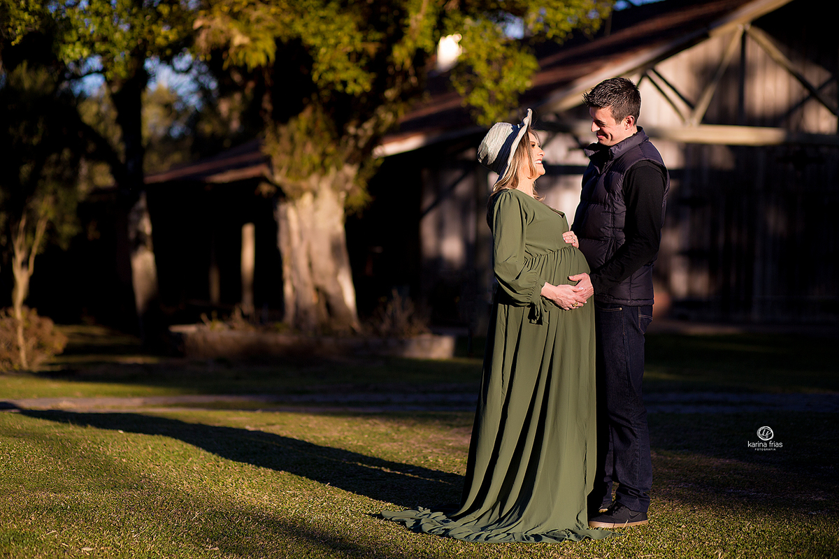 os pais posam para a fotografa de gestante de caxias do sul, karina frias