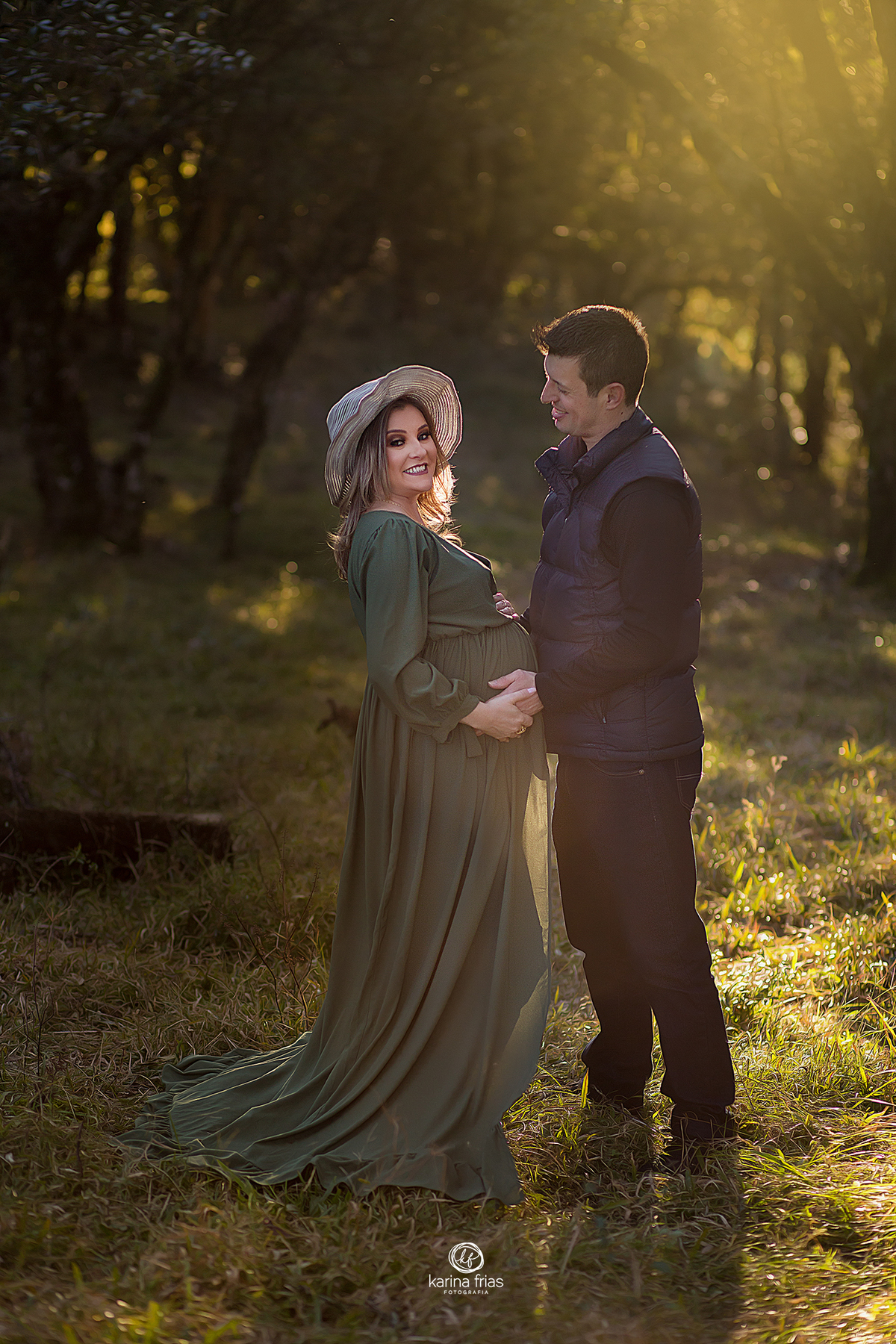 o pai observa a mae no ensaio ensaio externo de gestante