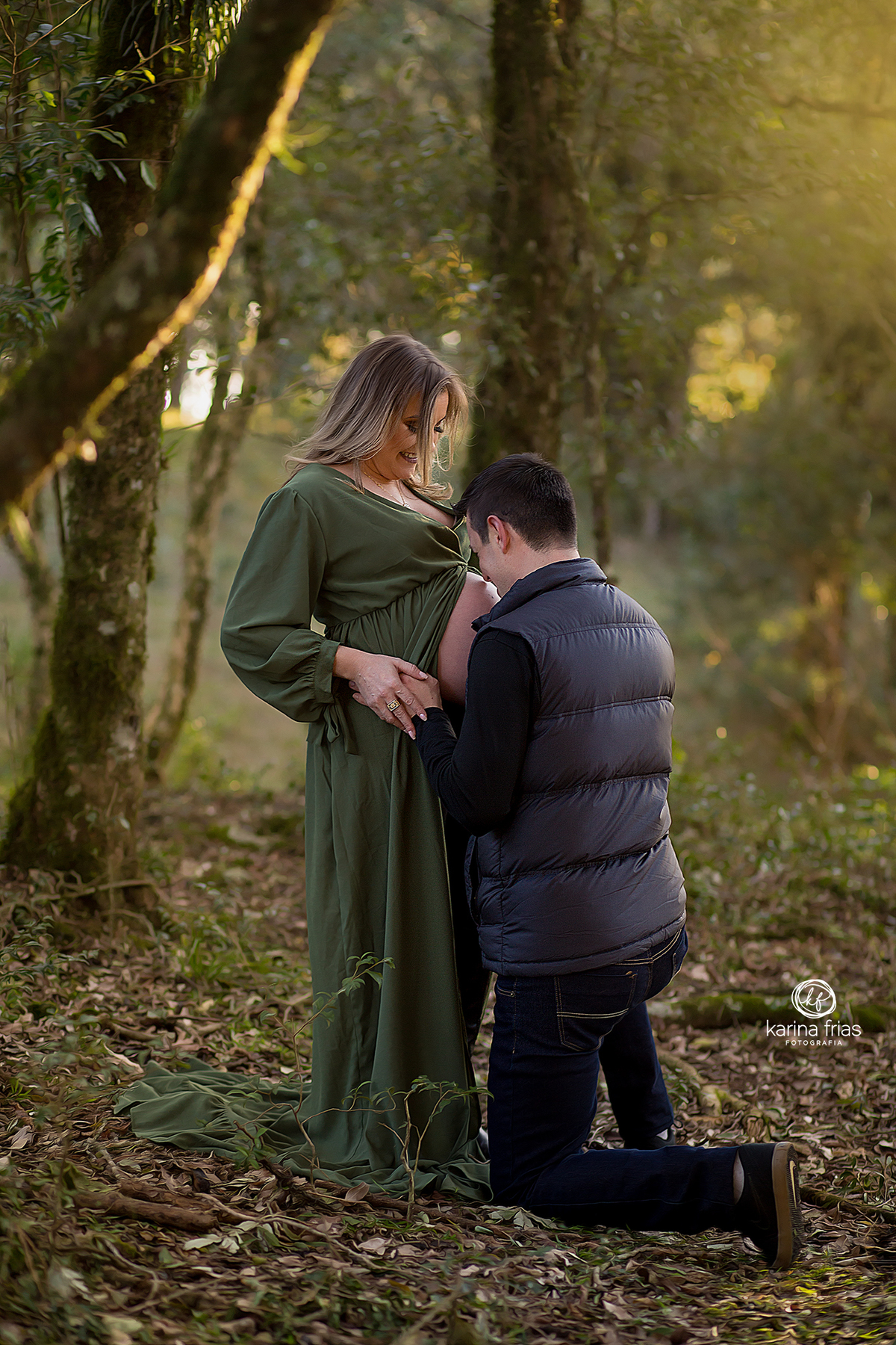 o pai beija a barriga da gestante durante as fotos