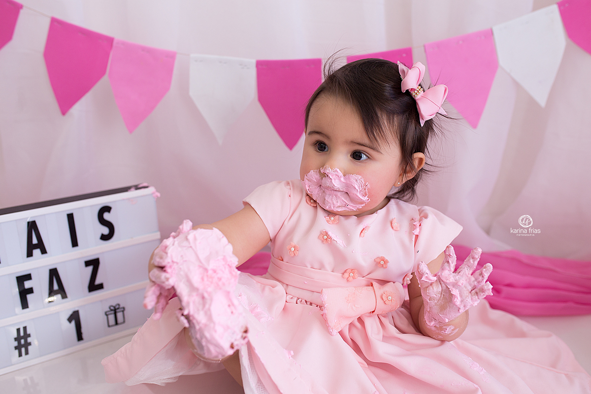 ate o pé da criança estava sujo de bolo