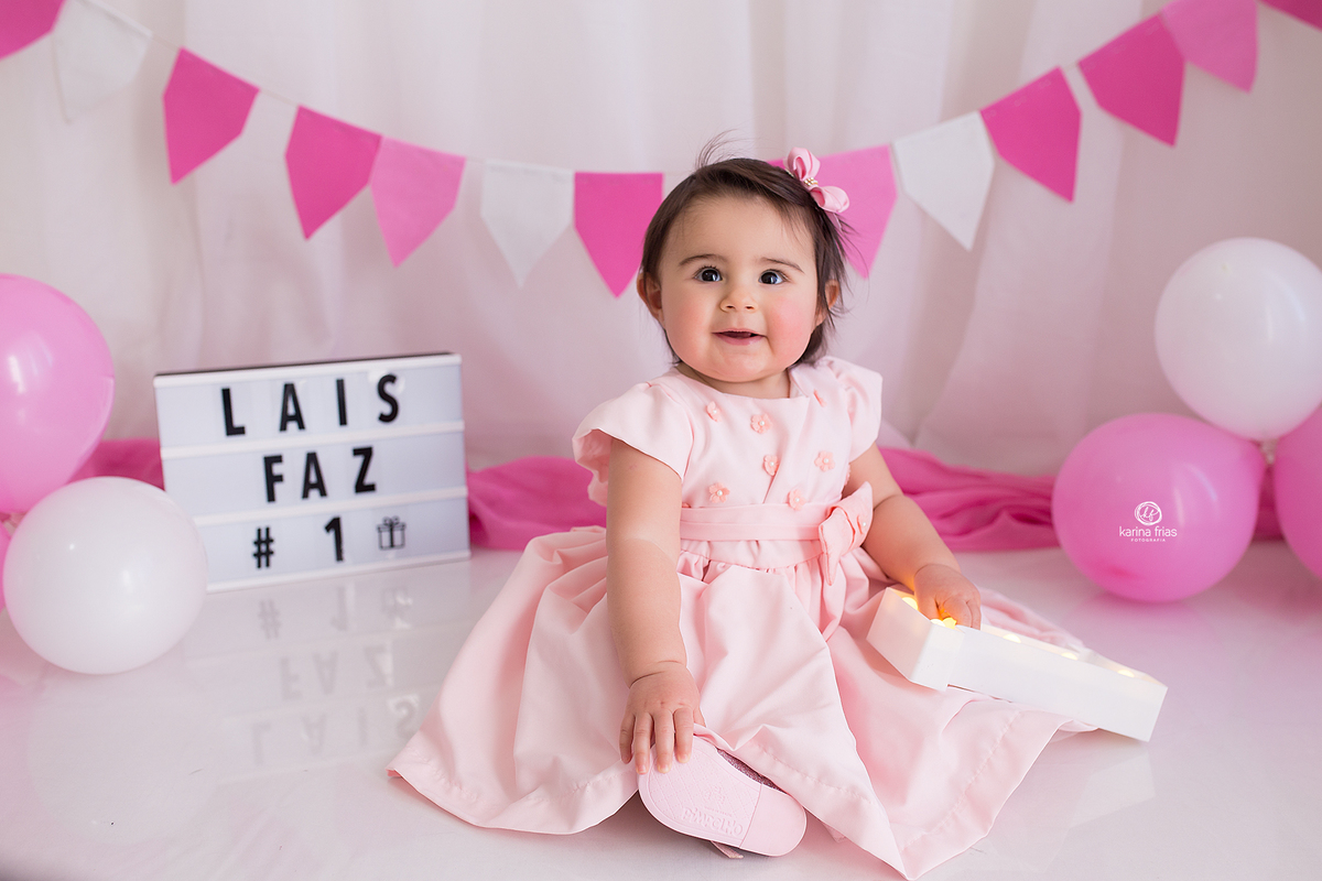 a menina posa para a fotografa de crianças de caxias do sul, karina frias