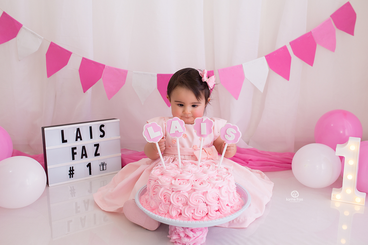 a menina recebe o bolo com surpresa