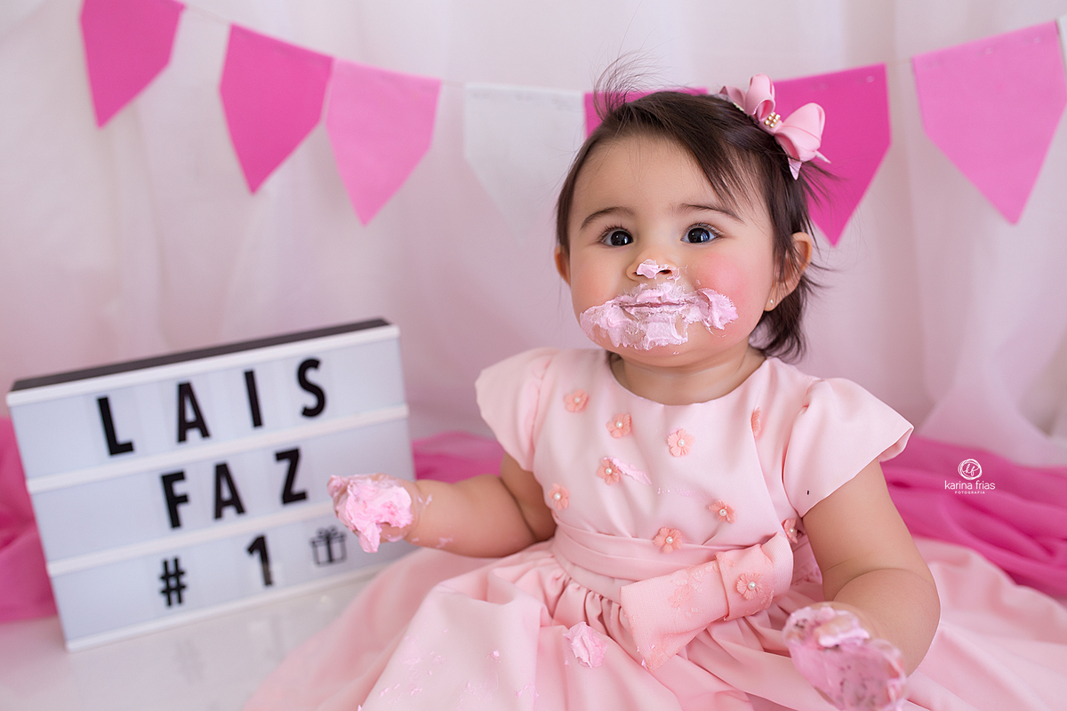 no ensaio infantil a menina sorri