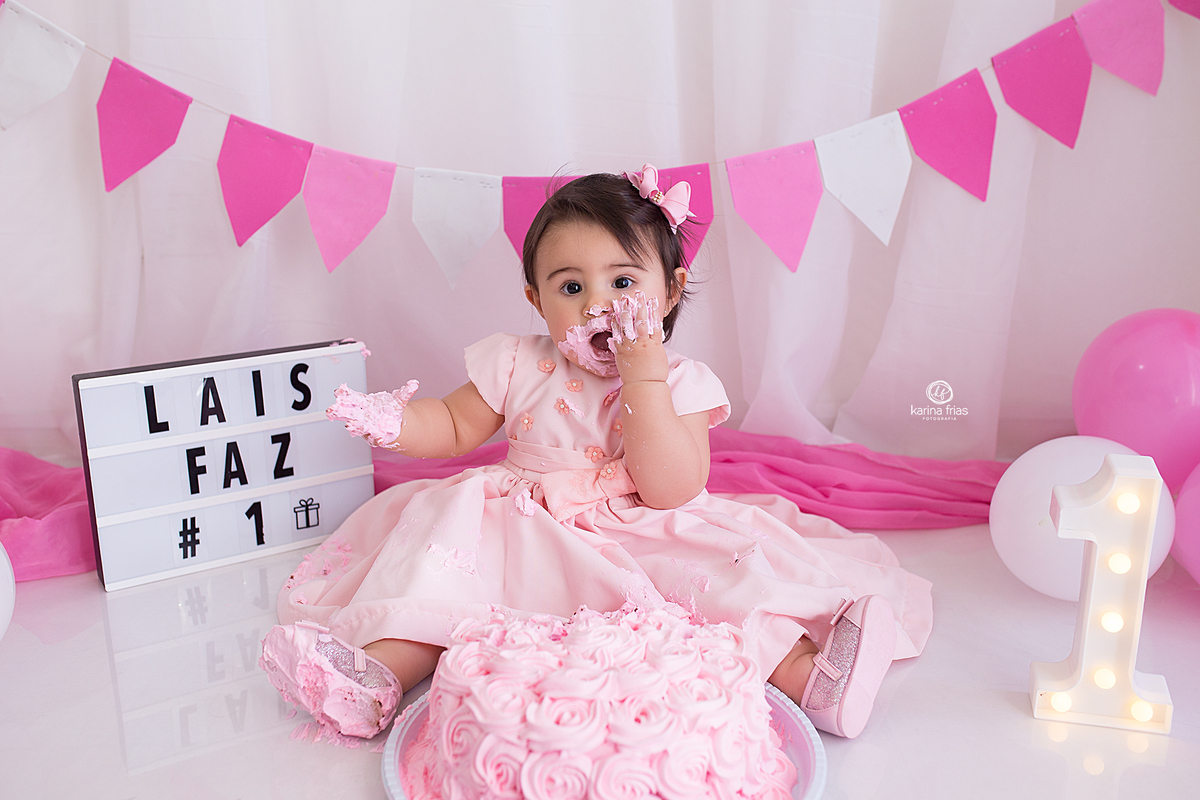 a menina esta toda suja de bolo na sessão smash the cake