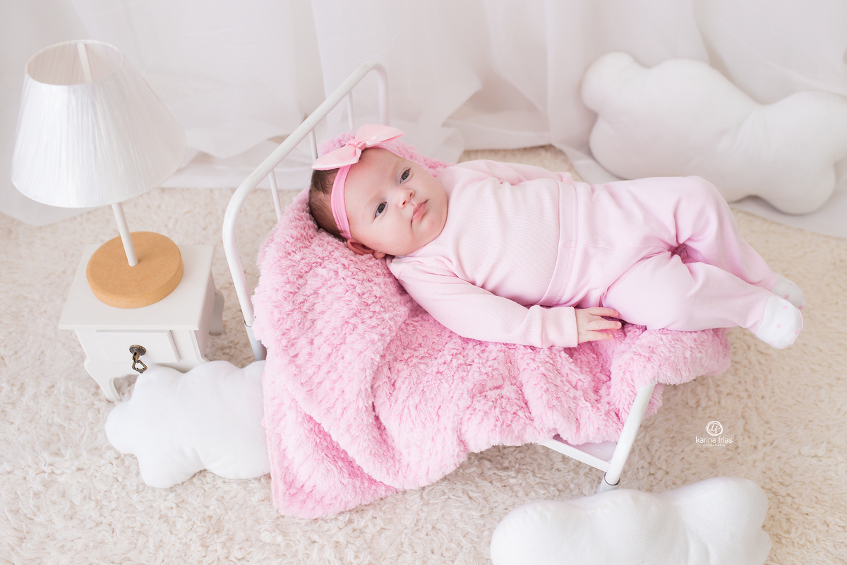 A BEBE ESTA DEITADA PARA AS FOTOS DO SEU ACOMPANHAMENTO MENSAL