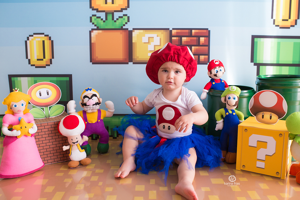 a menina sorri para a fotografa de bebes de caxias do sul, karina frias
