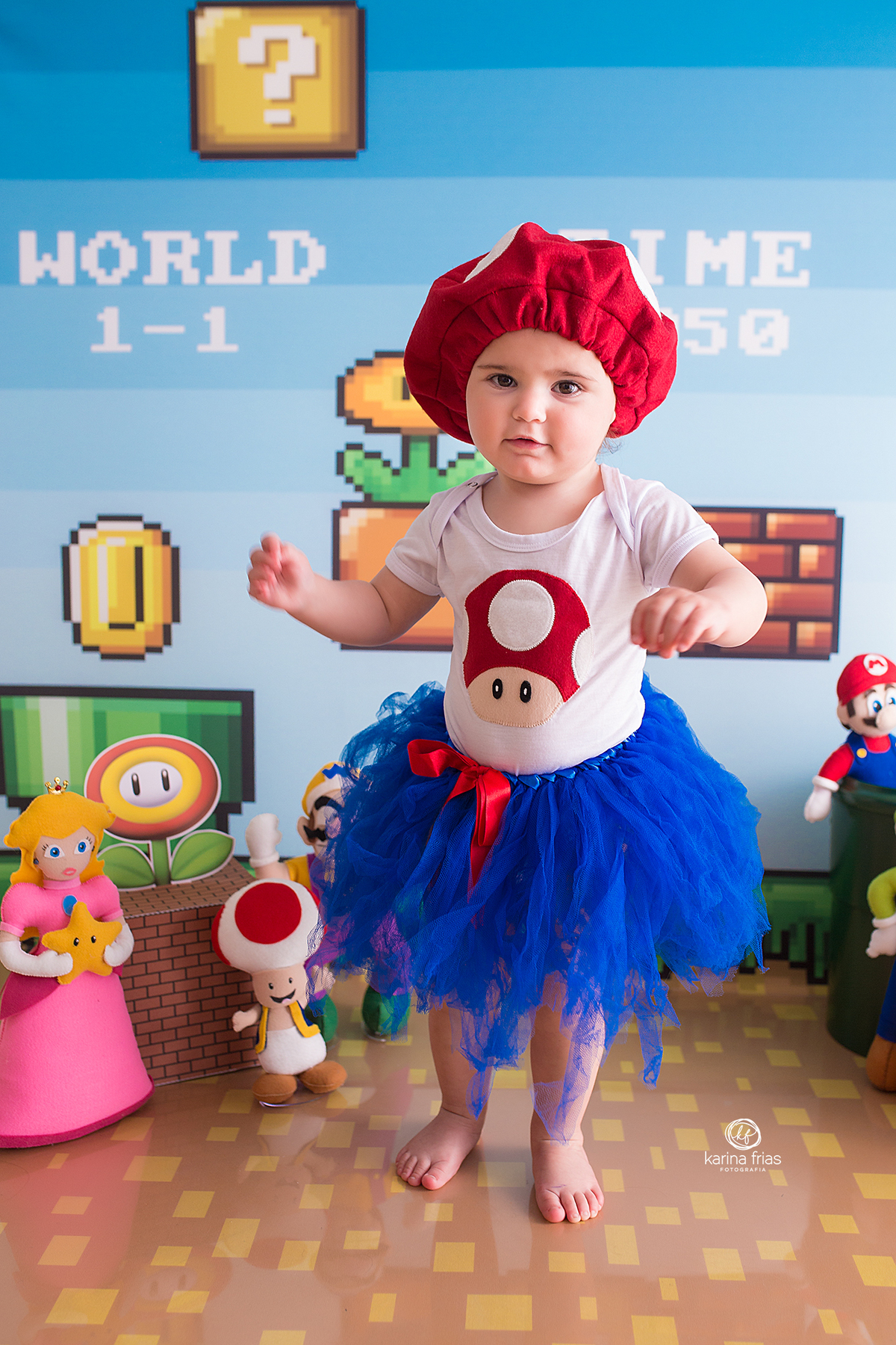 no ensaio infantil a menina se diverte