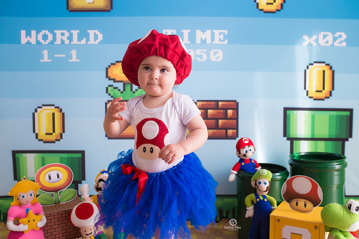 no ensaio infantil a menina brinca