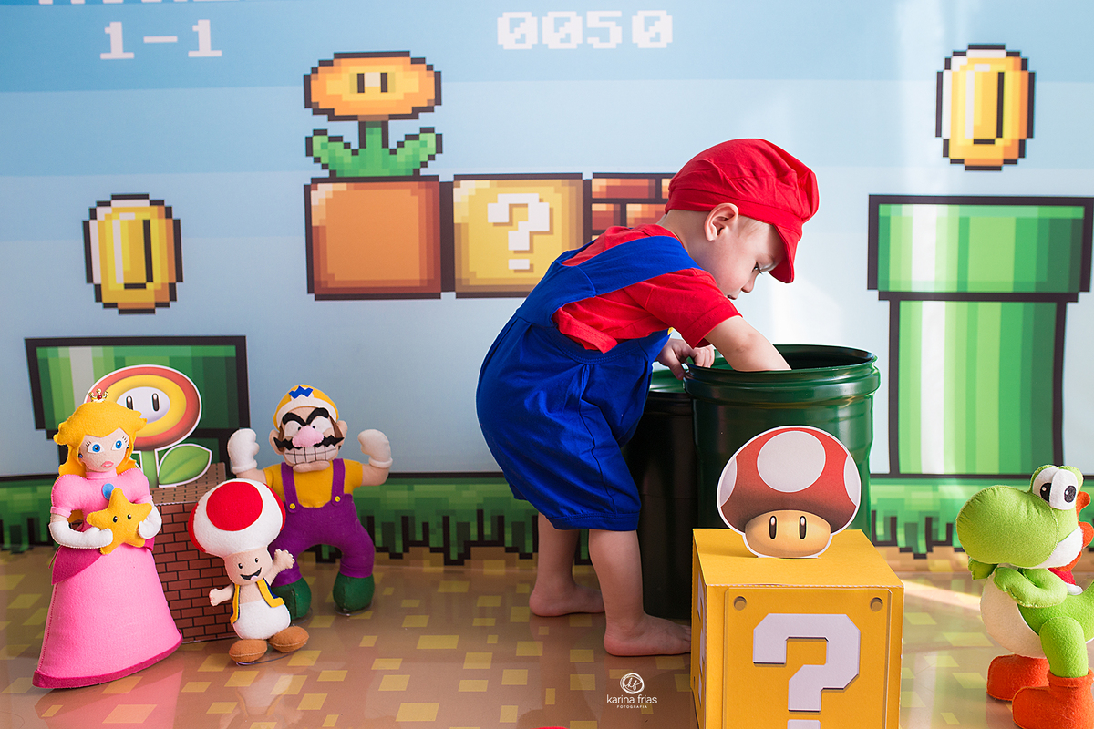 no ensaio infantil o menino brinca