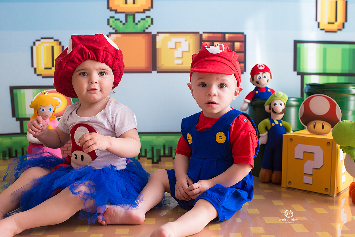 as crianças estão sentadas no cenário infantil do super mario