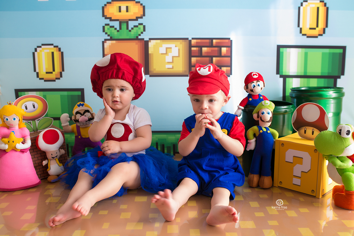 as crianças posam para as fotos de super mario