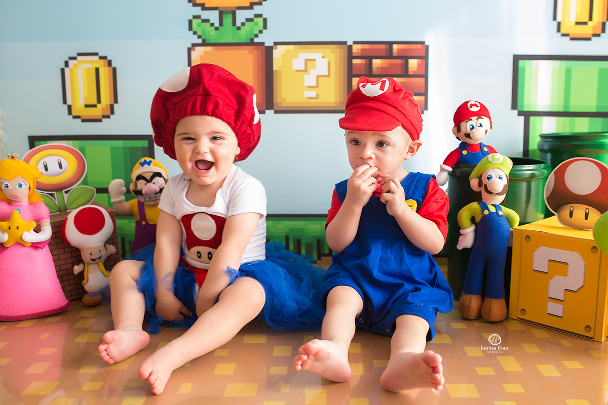 no ensaio infantil, as crianças riem para a fotografa de caxias do sul, karina frias