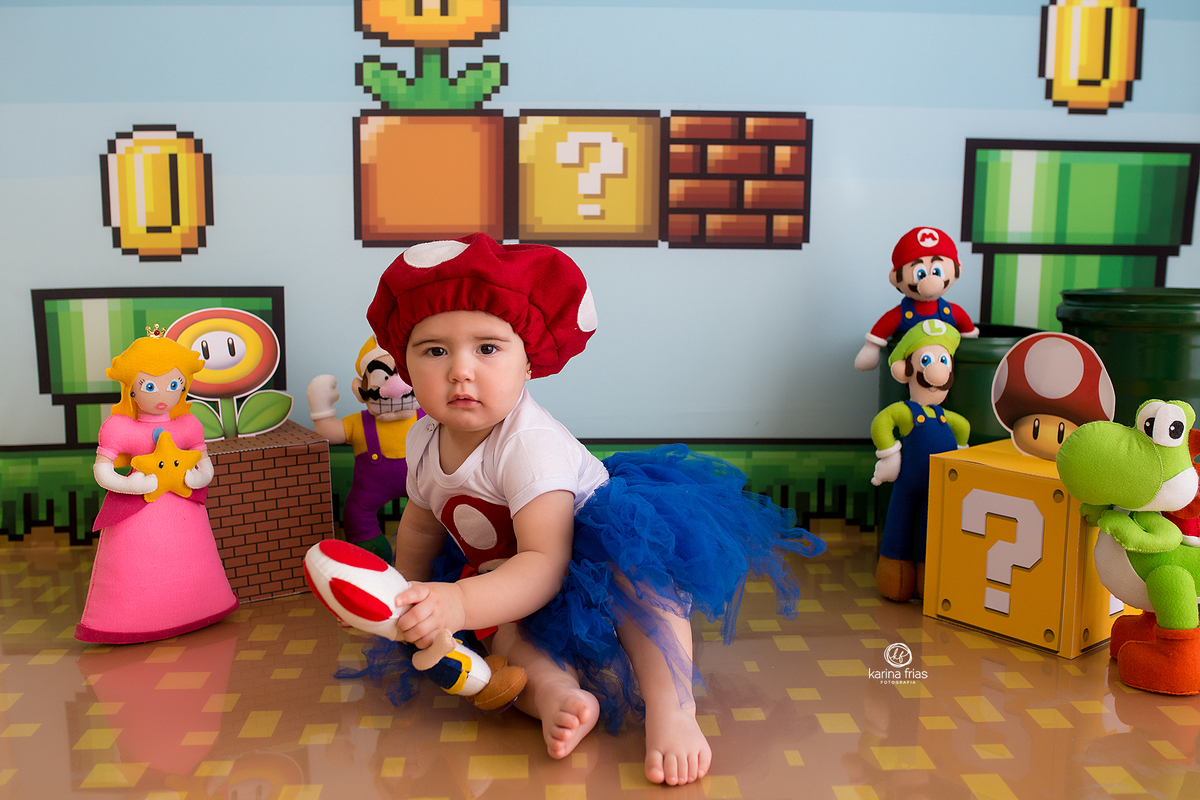 a menina esta vestida de cogumelo para o cenario de mario