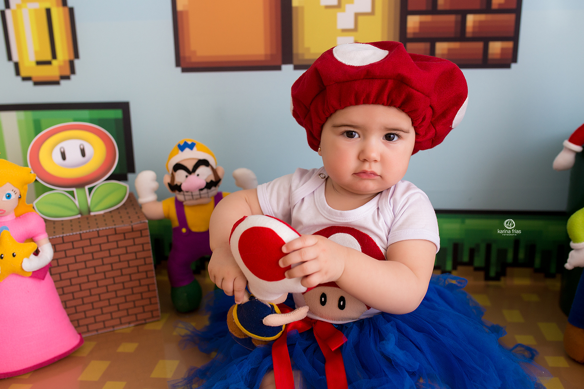 no ensaio infantil a bebe brinca com o boneco