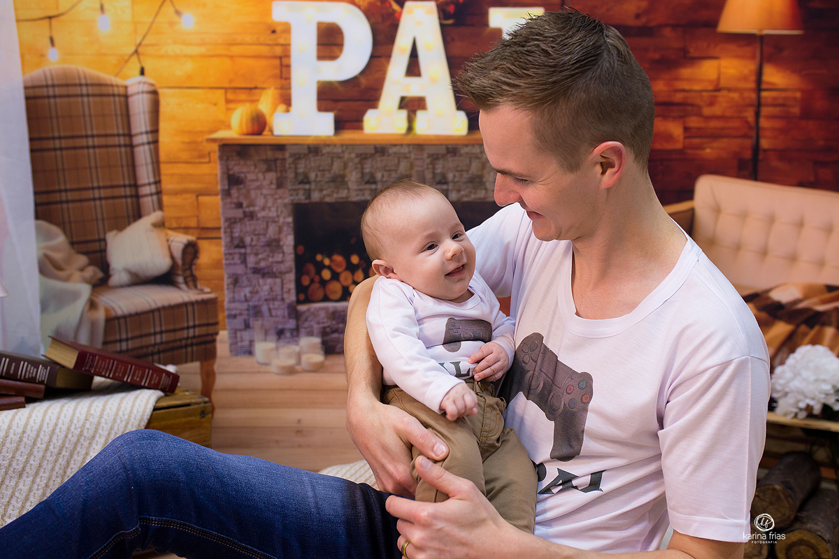 pai e filho trocam olhares durante sessão