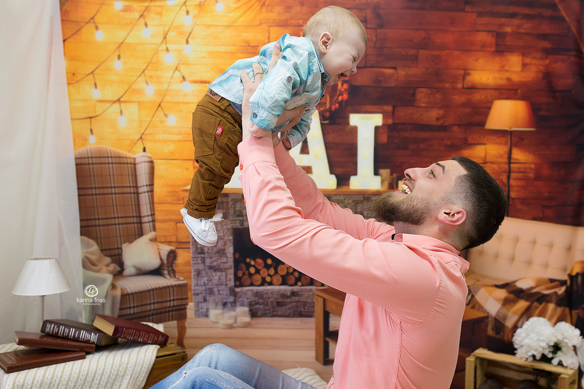 pai e filho brincam durante ensaio infantil