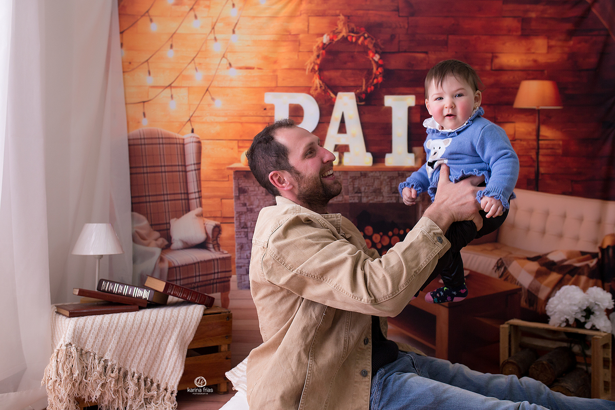 o pai brinca com a filha no ensaio de dia dos pais