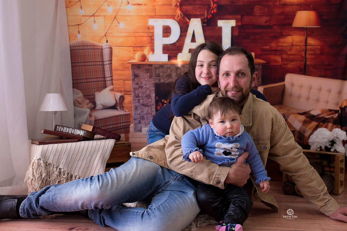 o pai posa com as filhas no ensaio de dia dos pais