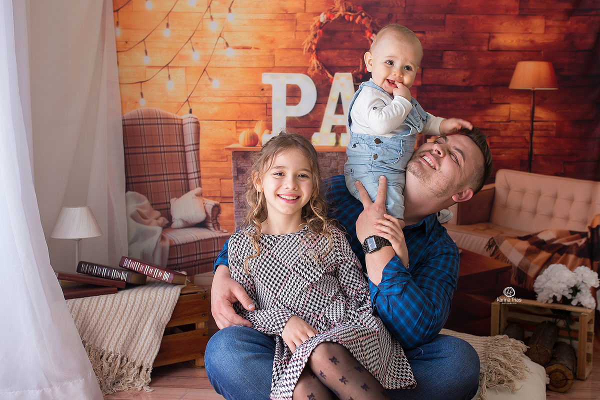 o pai se diverte com os filhos durante sessão