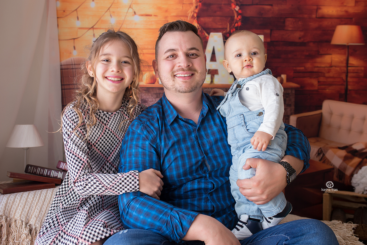 os filhos estao com o pai no cenario de dia dos pais 