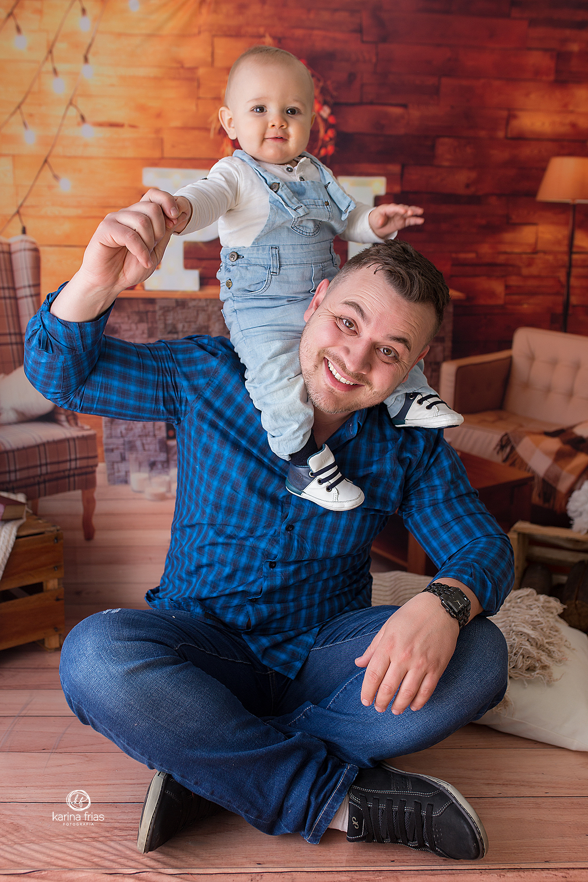 o pai brinca com o filho na sessão de acompanhamento mensal