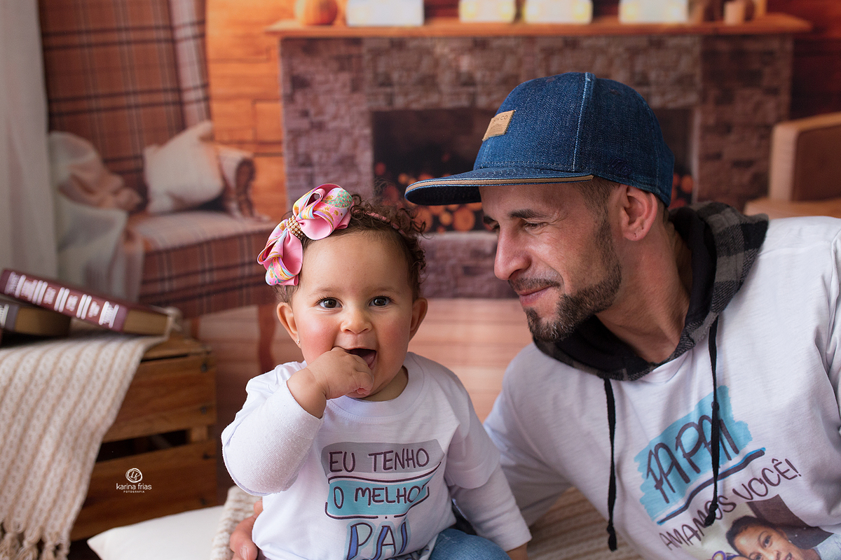 o pai olha atento para a filha durante ensaio infantil em caxias do sul-rs