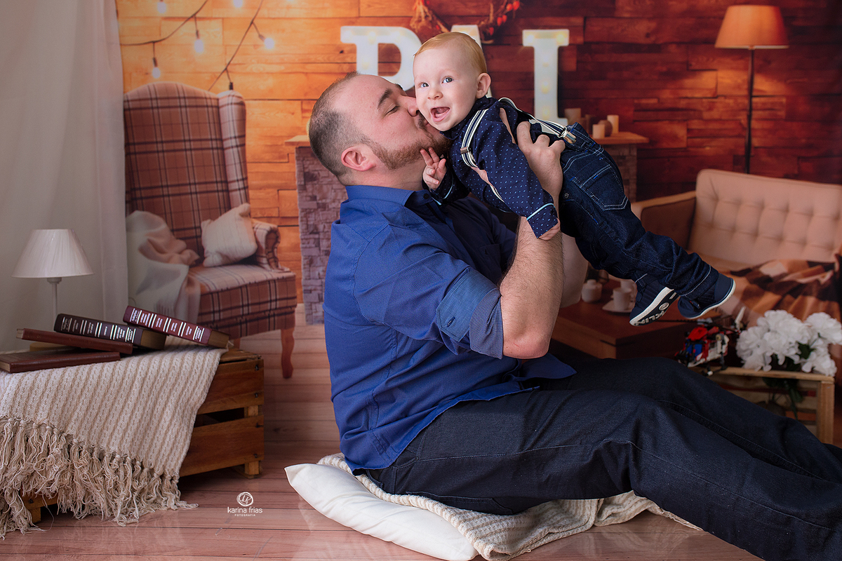 o pai beija o filho no ensaio infantil