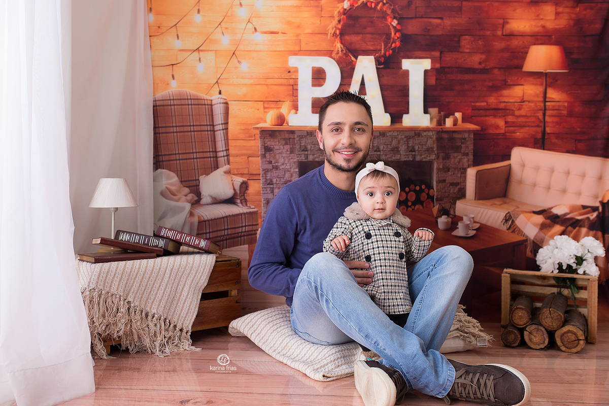 O PAI SEGURA A FILHA PARA AS FOTOS DE DIA DOS PAIS