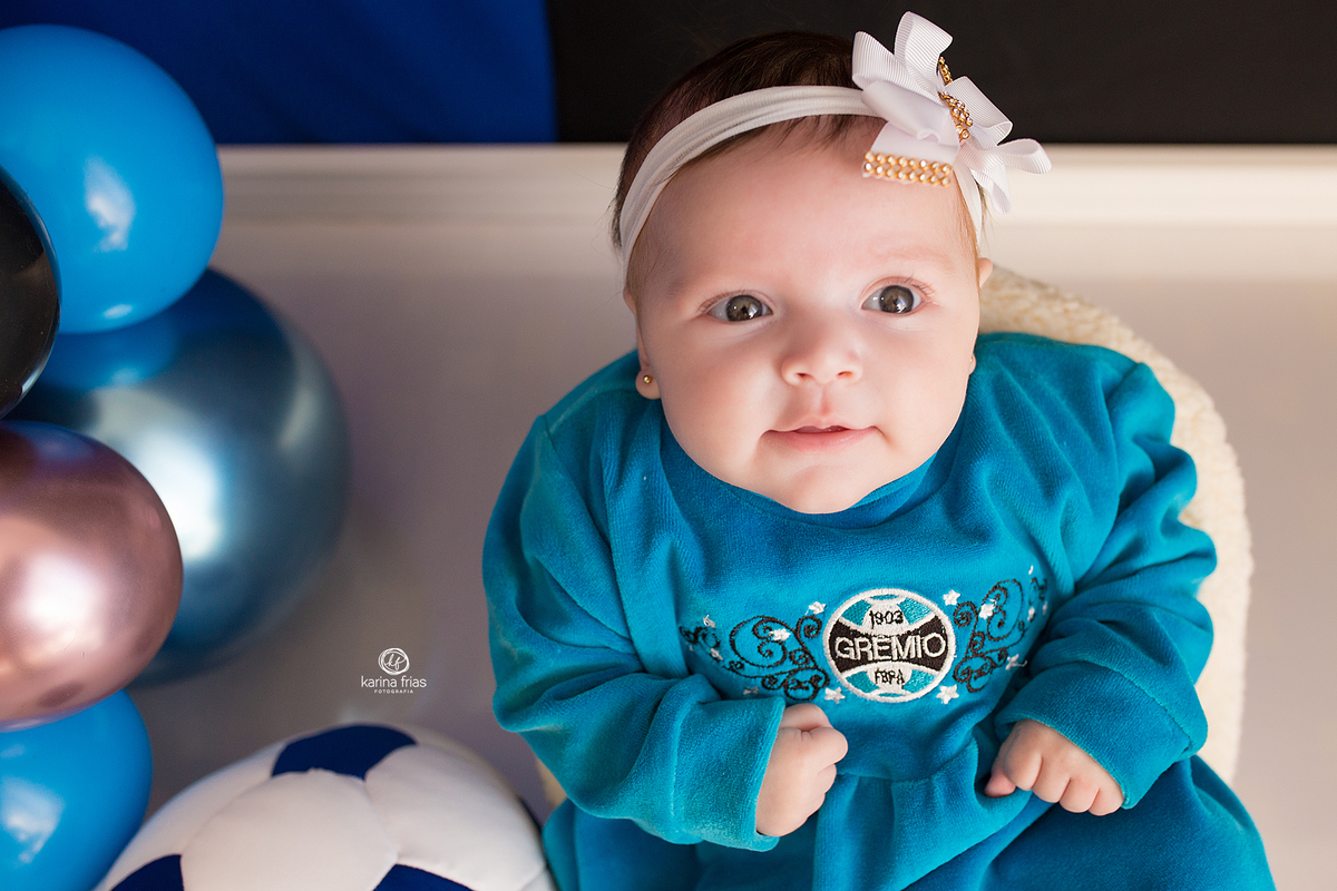 A MENINA OLHA PARA A FOTOGRAFA DE BEBES DE CAXIAS DO SUL, KARINA FRIAS